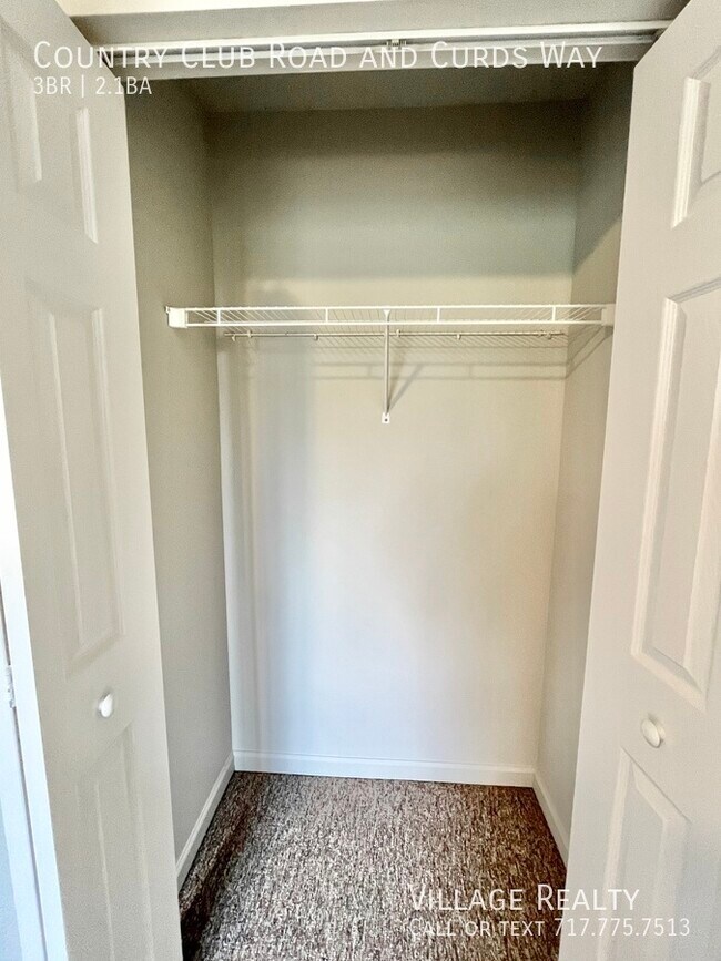 Building Photo - 705 Country Club Rd