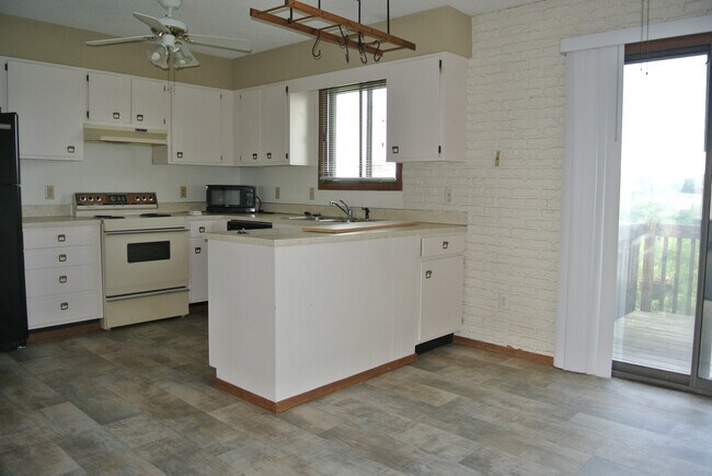 Building Photo - House- NW