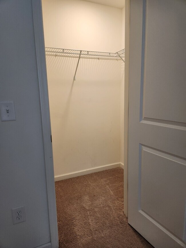 Building Photo - Home Sweet Home!