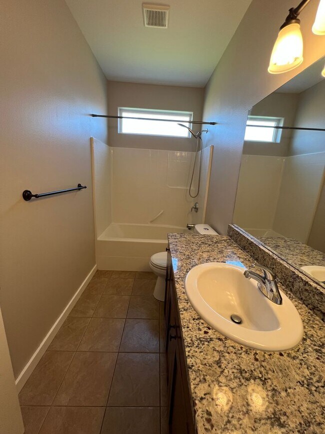 Building Photo - Modern 3 Bedroom Home