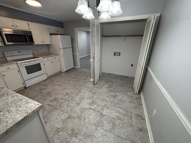 Building Photo - 2403 Rodney Dr