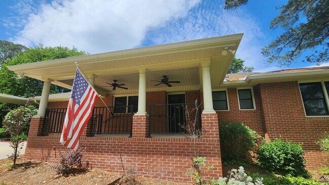 Building Photo - 203 Springdale Dr