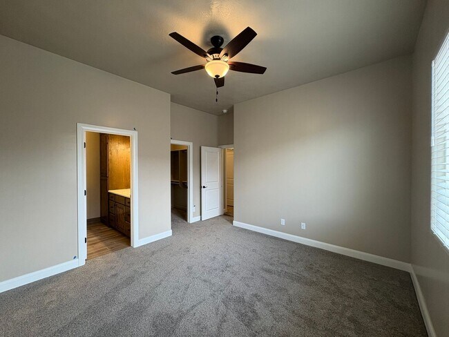 Building Photo - Townhome in Hurricane