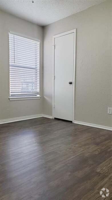 Building Photo - 209 Roberts Cir