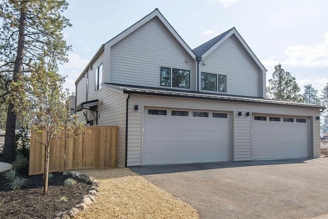 Building Photo - New Construction Townhome in SIsters