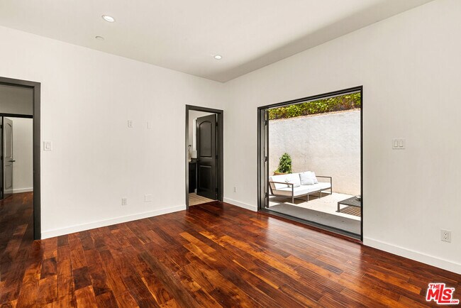 Building Photo - 8836 Wonderland Ave