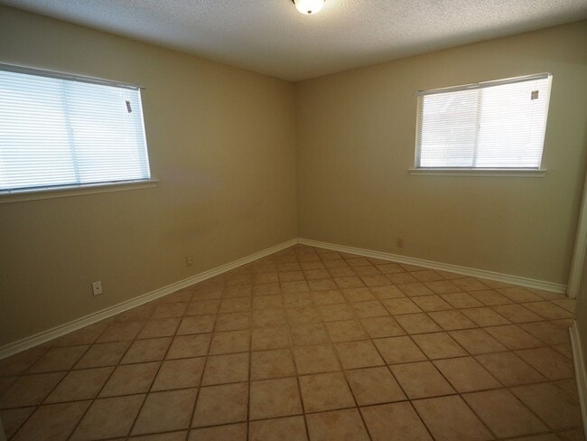 Building Photo - Beautiful one story home