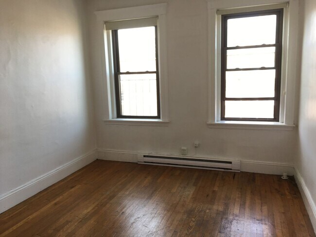 Building Photo - 2BR 1Bth unit. Great location!