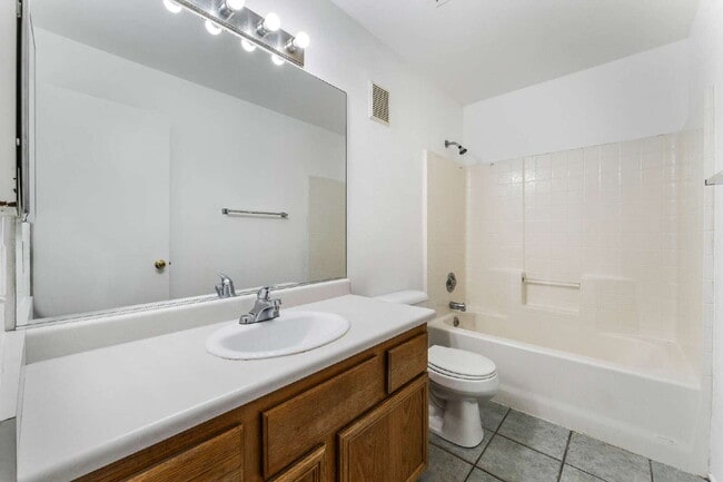 Building Photo - Move in now to this beautiful 2 story 3 bed 2.5 bath townhome near the Lakes area!