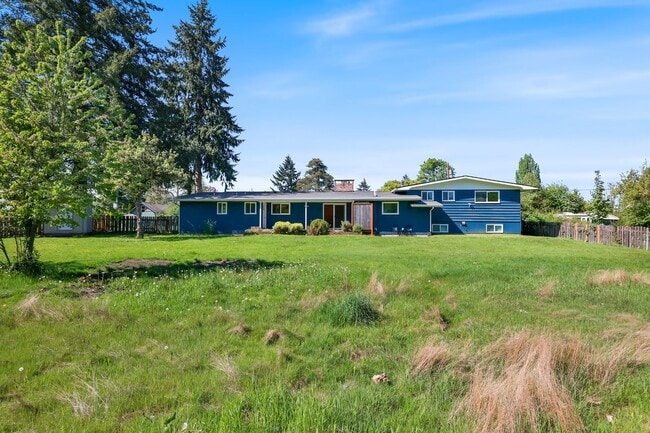 Building Photo - Room to roam! 3 bed, living, dining, den, ...