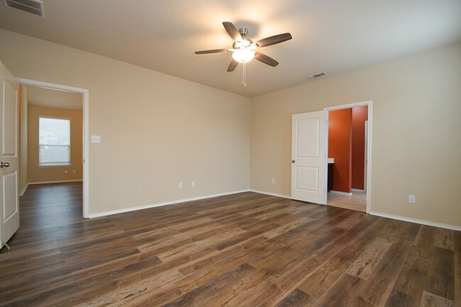 Building Photo - 4 bedroom home located within 6 miles of R...