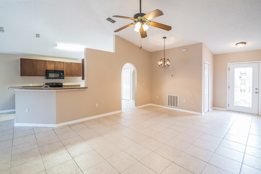 Building Photo - 12607 Reeding Ridge Dr N