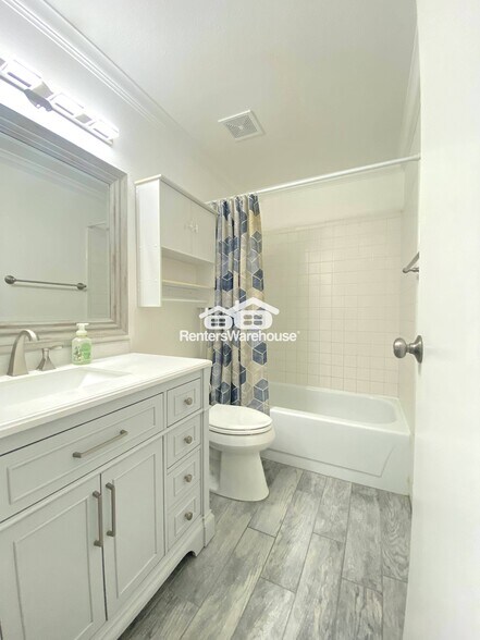 Building Photo - 1505 N Center St