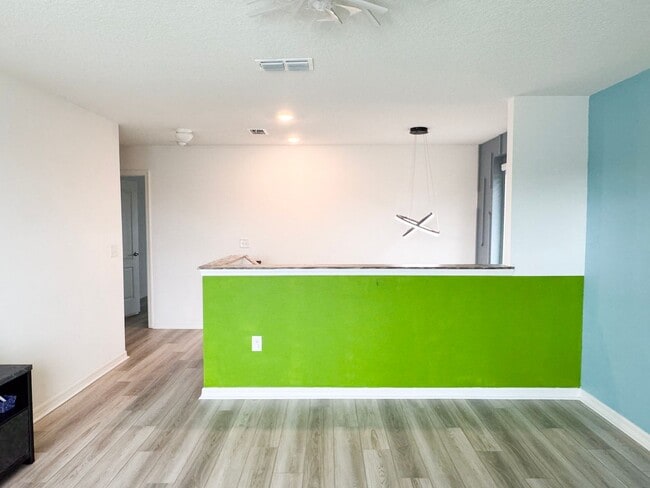 Building Photo - Beautiful 3 bedroom/2.5 bath in NEW Winter...