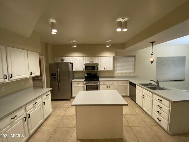 Building Photo - 454 E Baylor Ln