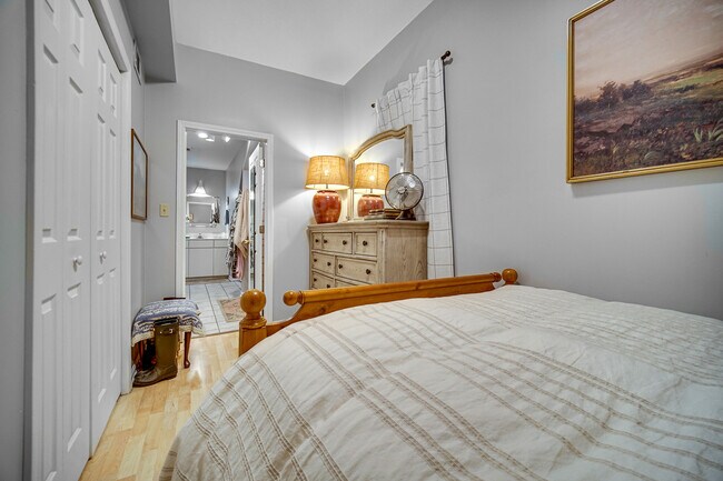 Building Photo - 2255 N Janssen Ave