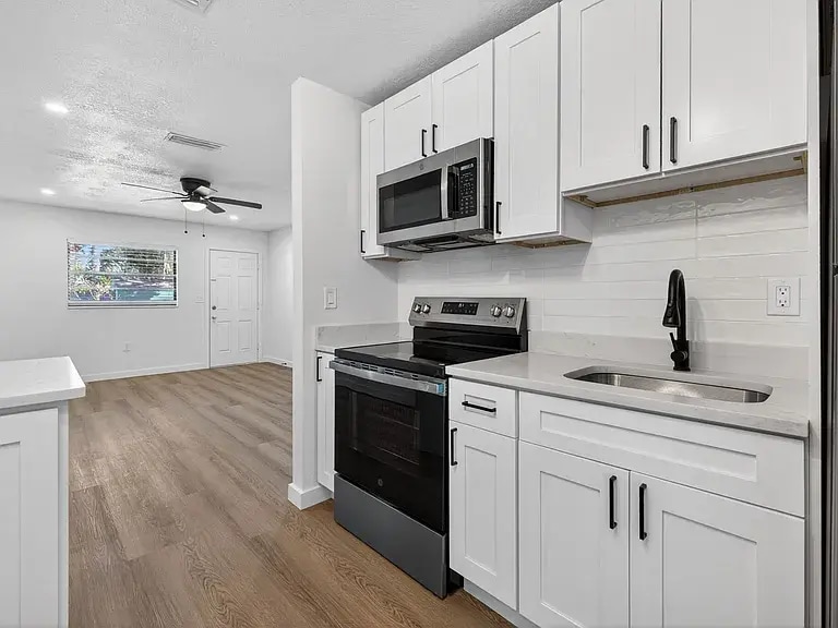 Building Photo - 1684 Martin St