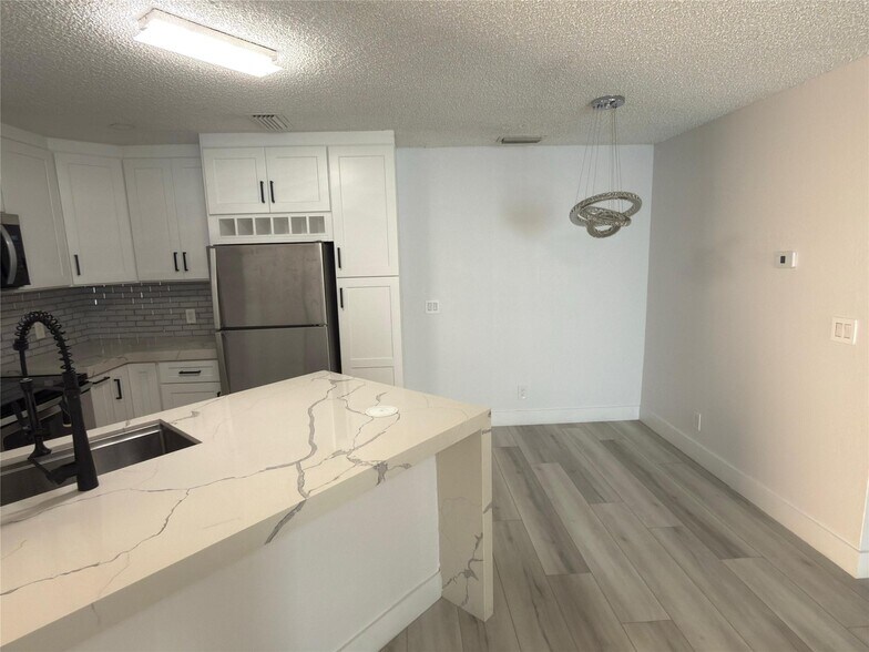 Building Photo - 3470 Pinewalk Dr N