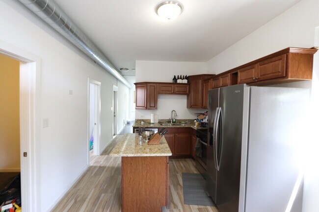 Primary Photo - 1625 W Beach Ave