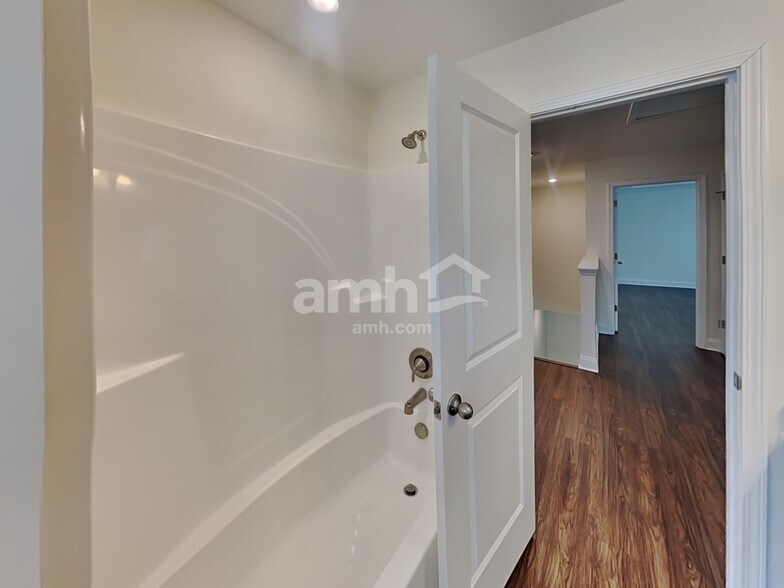 Building Photo - 428 Charity Ln