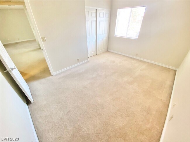 Building Photo - 5081 River Glen Dr