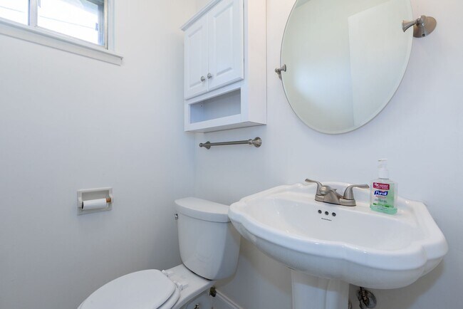 Building Photo - 3 Bed 1.5 Bath in Great Midtown Location!