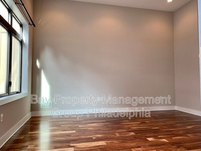 Building Photo - 842 N American St