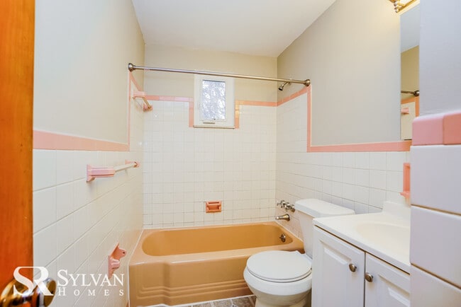 Building Photo - Your dream home is waiting for you.