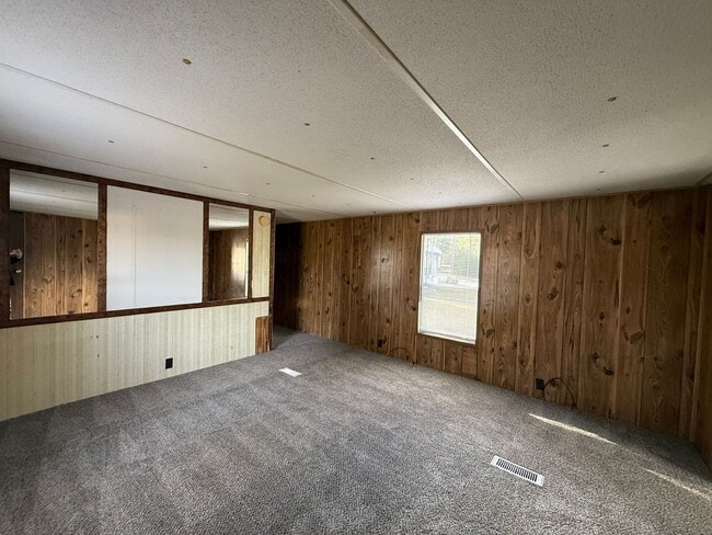 Building Photo - 2 bedroom, 1 bath Mobile Home