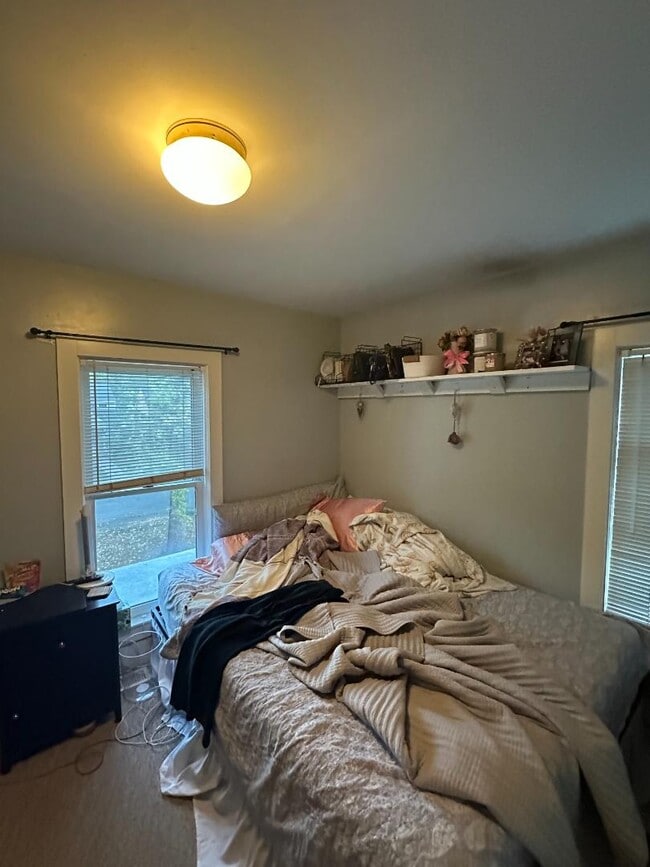 Building Photo - 813 Maine St