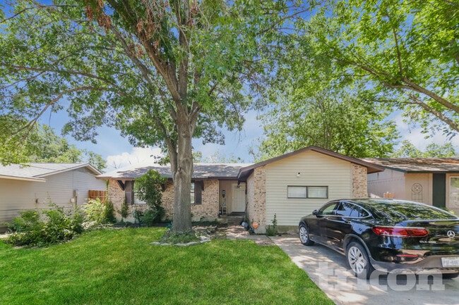 Building Photo - 810 E Heath St