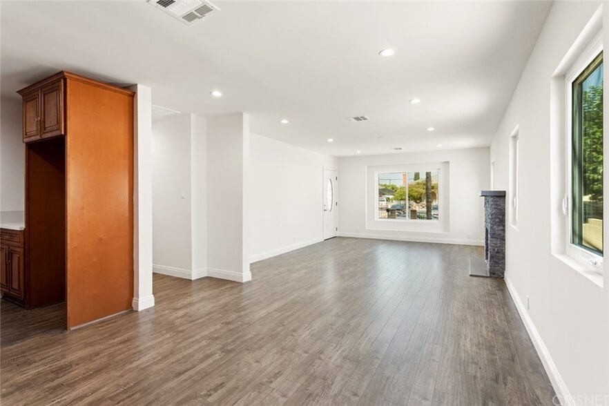 Building Photo - 7742 Bakman Ave