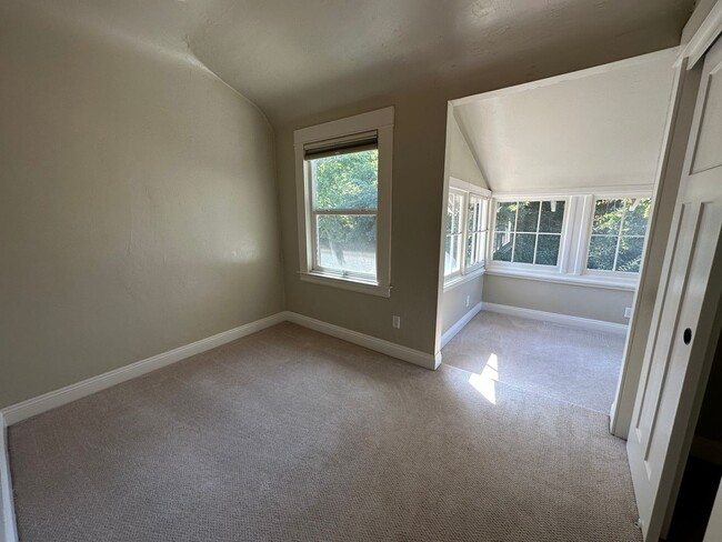 Building Photo - Beautifully Renovated 5 Bedroom Midtown Home