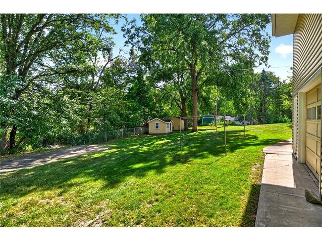 Building Photo - 6015 Aspen Rd