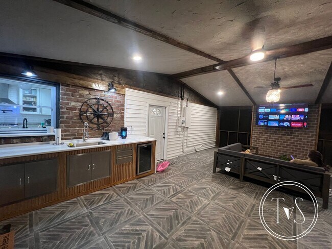 Building Photo - BEAUTIFUL FULLY RENOVATED HOME YOU WON'T WANT TO MISS!