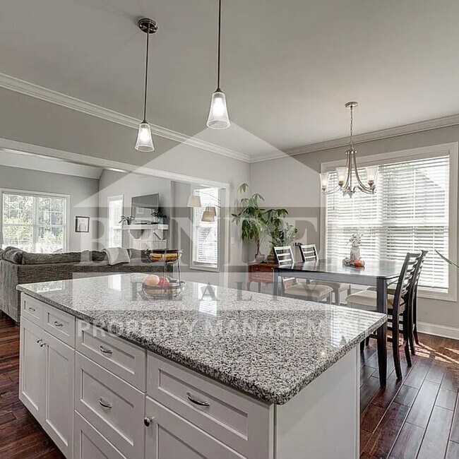 Building Photo - Beautiful Like New Home in Ooltewah