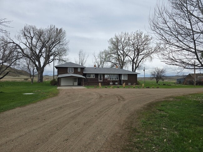 Building Photo - 4 bed, 3 bath house in the country