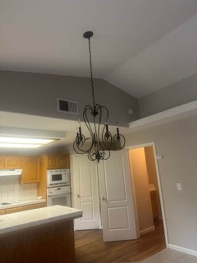 Building Photo - Nice 2 bedroom home + den or office that c...