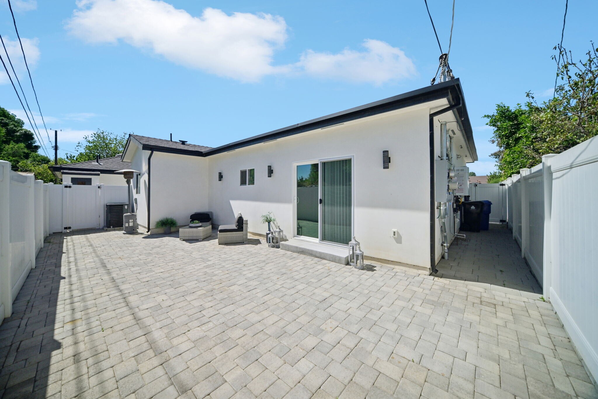 Building Photo - 8436 Oakdale Ave