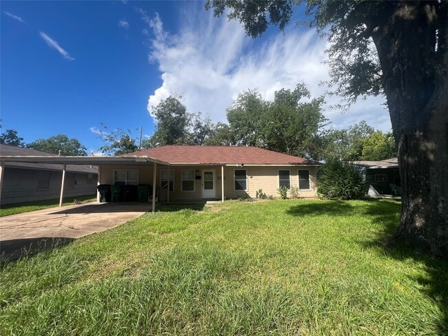 Building Photo - 5735 Kenilwood Dr
