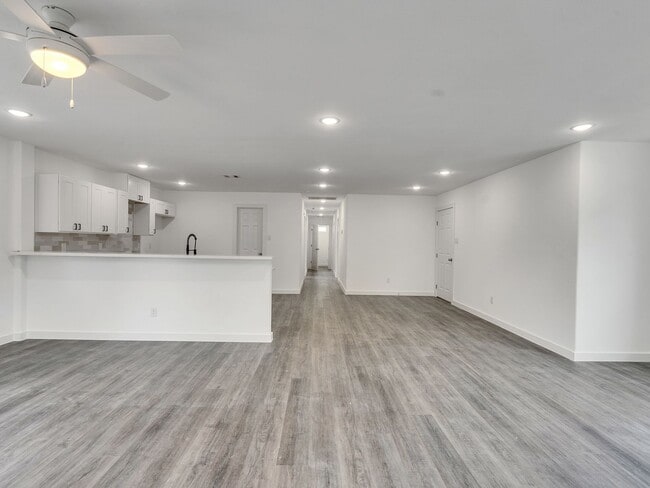 Building Photo - ? Spacious & Stylish 3-Bed Home – Garage Included! ?