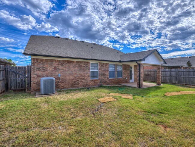 Building Photo - Beautiful remodeled home in Edmond + 4 bedrooms + 2 bathrooms + Valencia Neighborhood