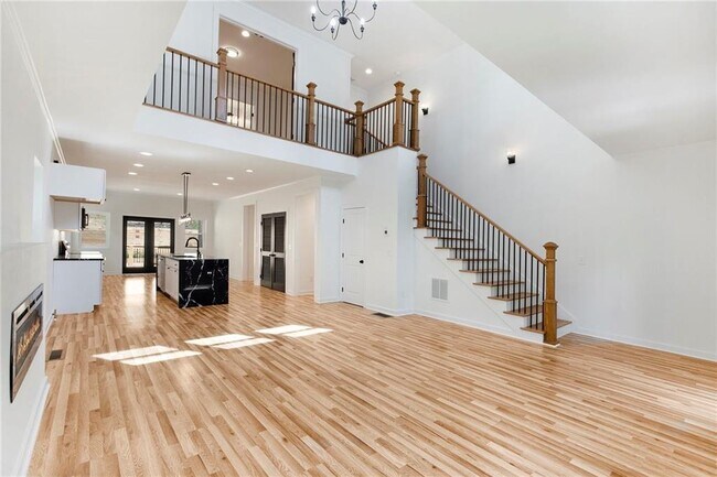Building Photo - 3220 Sweetbriar Dr