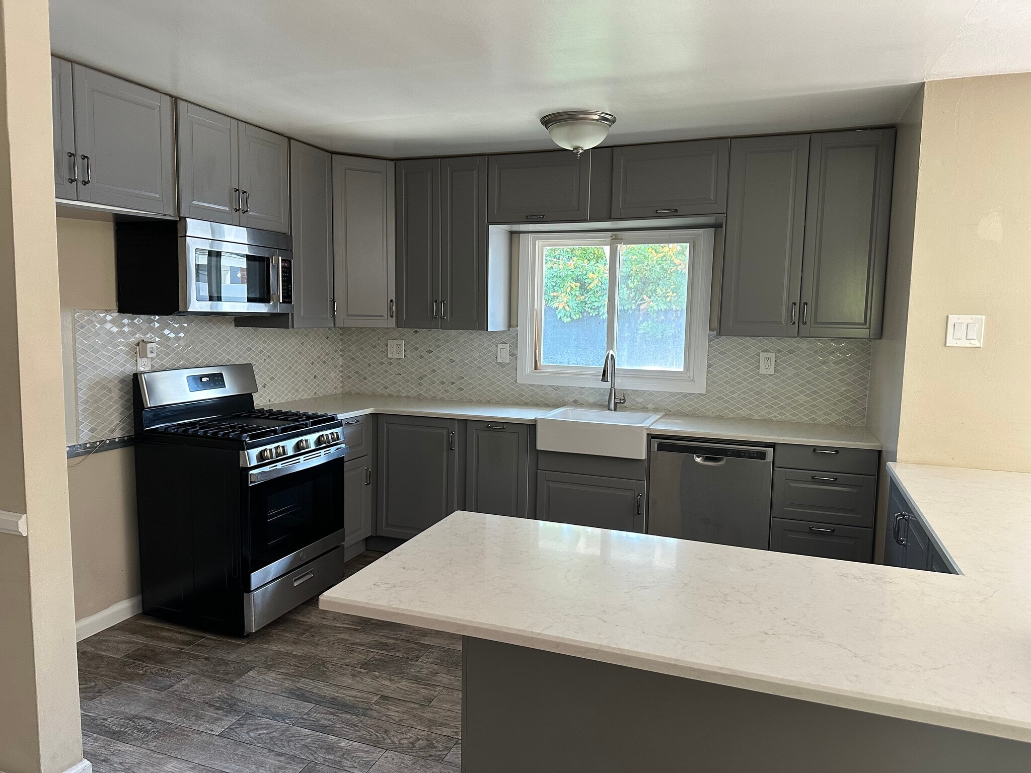 Building Photo - 184 E 19th St