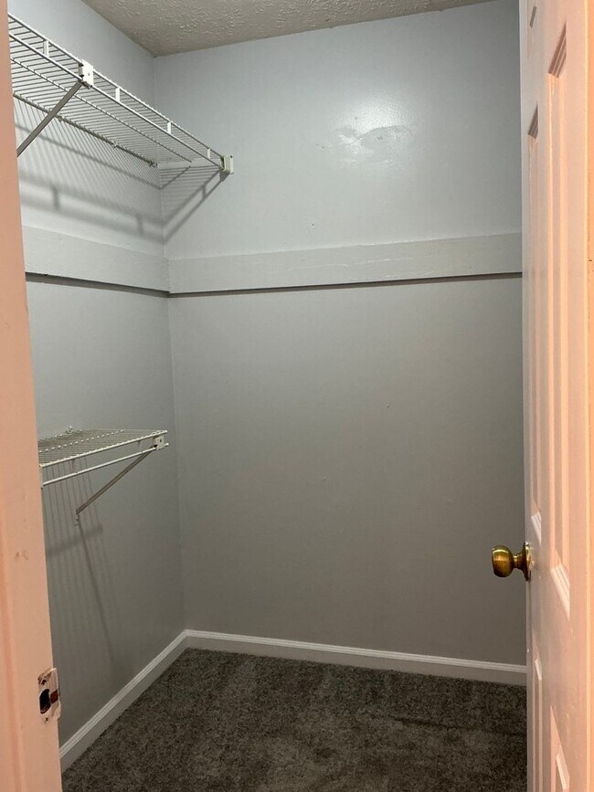 Building Photo - Westwood Hills! 3 BR 2 1/2 Bath home off M...