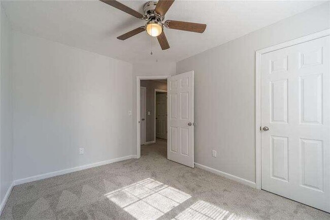 Building Photo - 2716 Lake Park Ridge W