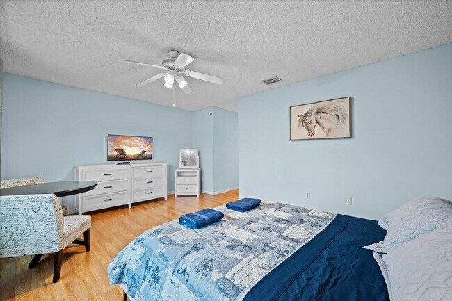 Building Photo - 1602 Montauk Dr