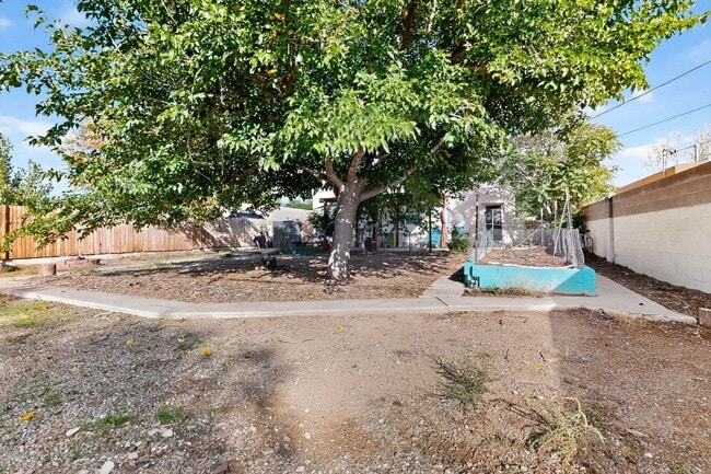 Building Photo - UPTOWN 2/bd 1/ba 1/cg 950/sf