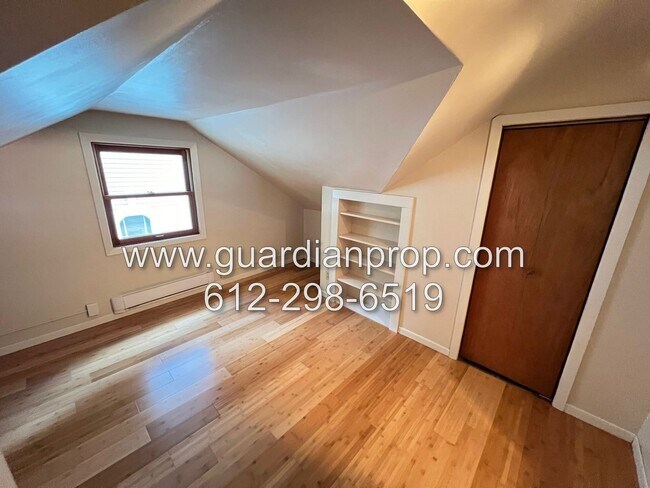 Building Photo - Mac Groveland House Available August 1, Fu...