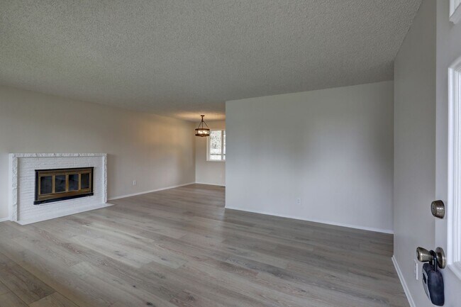 Building Photo - Beautiful, Remodeled Burien Rambler Available Now! 3Bedrooms Plus Den!